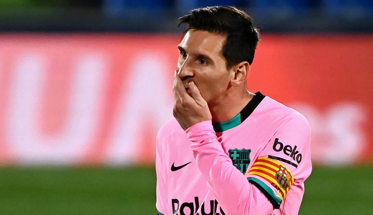Striker Barcelona, Lionel Messi, tampak kecewa usai ditaklukkan Getafe pada laga Liga Spanyol di Stadion Coliseum Alfonso Perez, Minggu (18/10/2020). Barcelona takluk dengan skor 1-0. (AFP/Gabriel Bouys)