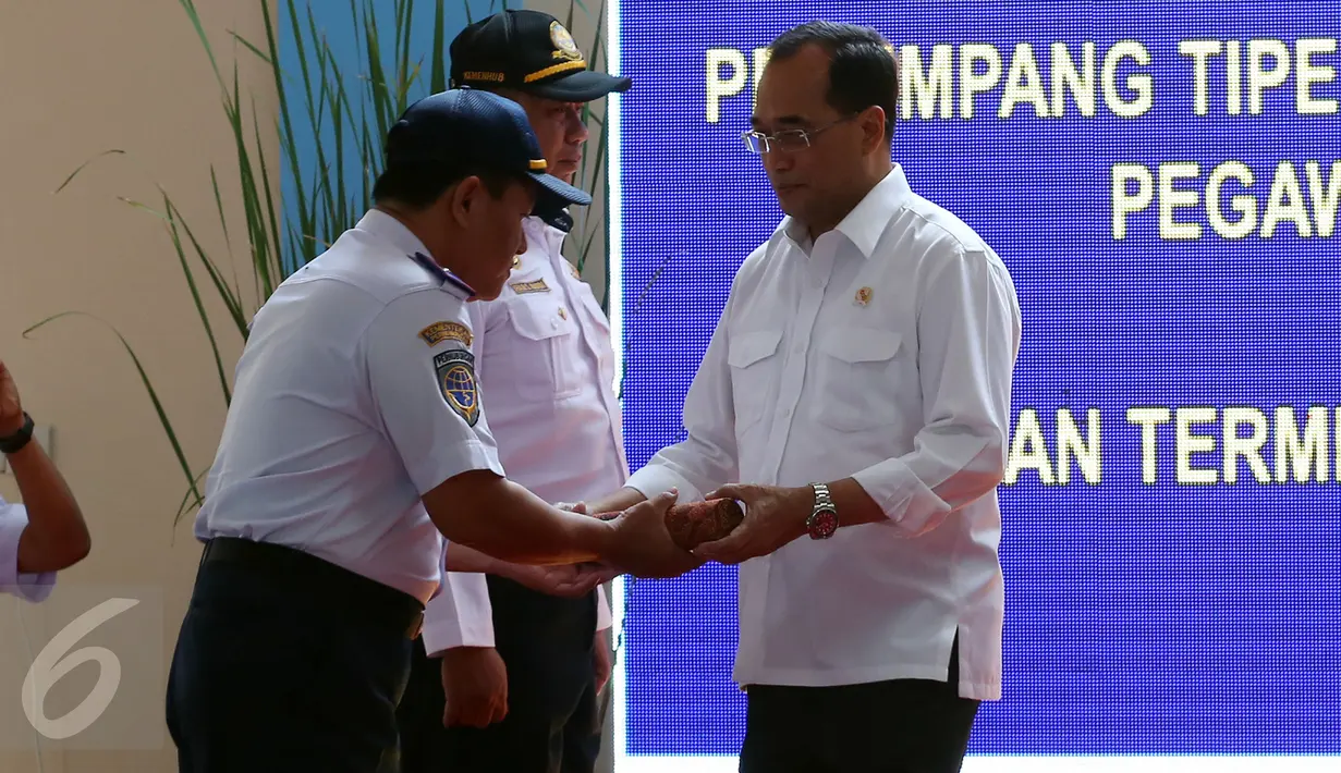 Menhub Budi Karya Sumadi mengukuhkan 2.665 Personil Terminal Penumpang Tipe A dan Unit Pelaksana Penimbangan Kendaraan Bermotor (UPPKB) saat acara peresmian Terminal Bus Tipe A Seloaji di Kabupaten Ponorogo, Jatim, Jumat (3/2). (Liputan6.com/Johan Tallo)