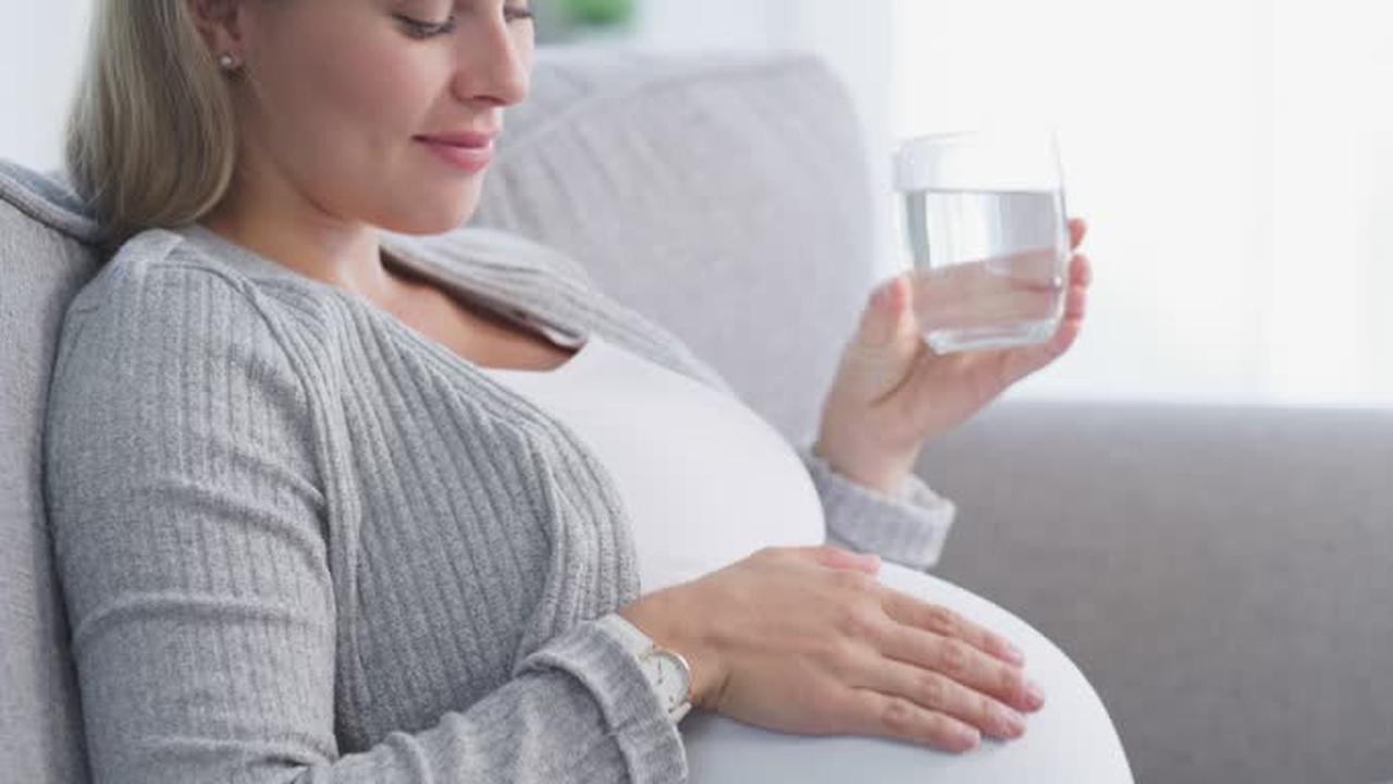 Benarkah Rajin Minum Air Kelapa Muda saat Hamil Bisa Buat Bayi Lahir dengan Kulit Putih Bersih?