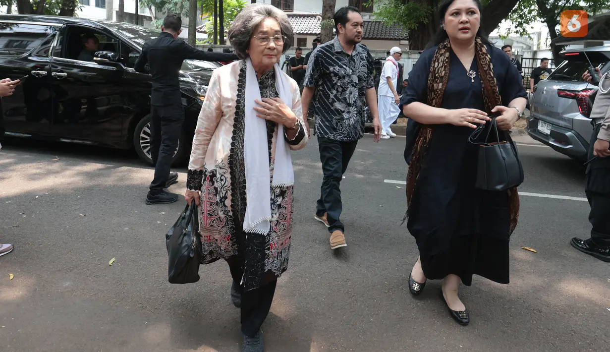 Meutia Farida Hatta tiba di rumah duka Guruh Soekarnoputra di Jalan Sriwijaya Raya, Kebayoran Baru, Jakarta Selatan, Sabtu (26/9/2026), untuk menyampaikan belasungkawa kepada keluarga almarhum. (KLY/Budy Santoso)