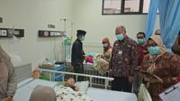 Deputi Bidang Koordinasi Peningkatan Kualitas Kesehatan dan Pembangunan Kependudukan Kemenko PMK, Sukadino, saat meninjau ruang perawatan pasien campak di RSUD Syamrabu Kabupaten Bangkalan Jawa Timur.