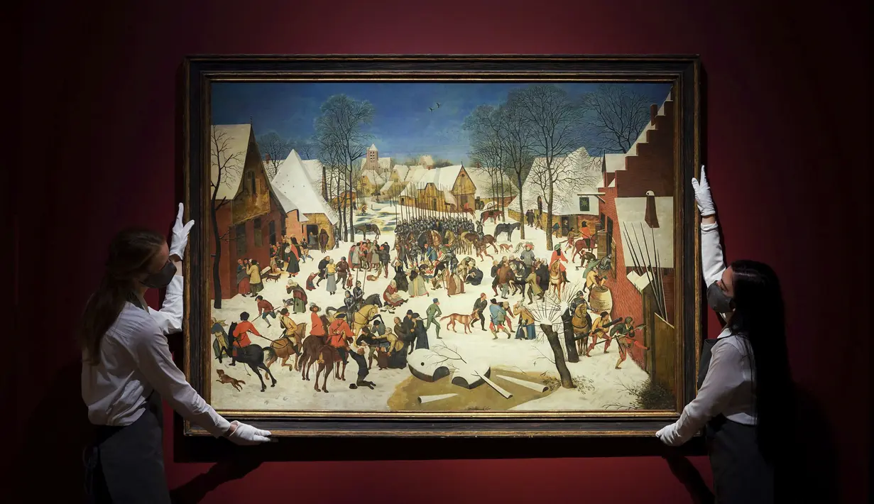 Asisten galeri mengadakan Pembantaian Orang Tak Bersalah, Pieter Brueghel the Younger (1564 - 1638), diperkirakan antara £1.000.000 - £1.500.000, selama kunjungan  foto untuk sorotan dari Penjualan Minggu Klasik yang akan datang, di Christies, London (3/12/2021). (Kirsty O'Connor/PA via AP)