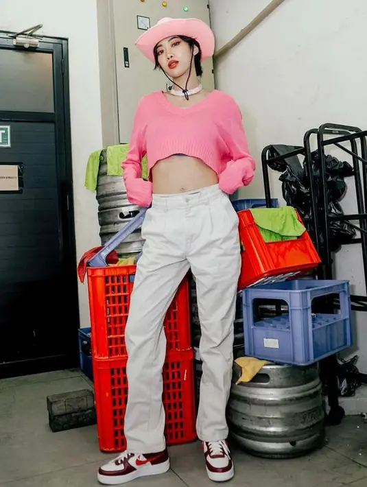 4. Bergaya ala cewek kue, Widi memadukan crop top pink, high waist pants putih, dan topi koboi warna senada dengan atasannya. (Instagram/_widikidiw_).