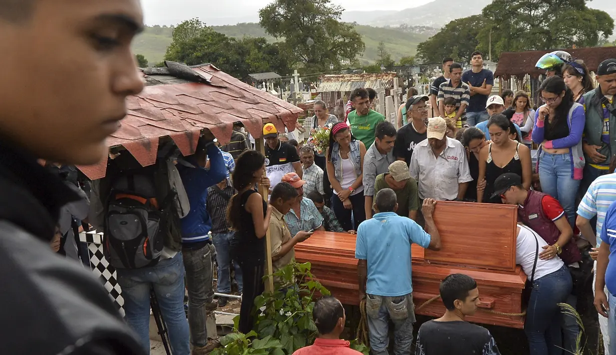Prosesi pemakaman Jose Francisco Guerrero di San Cristobal, Tachira State, Venezuela (19/5). Jose Francisco Guerrero adalah remaja 15 tahun yang tewas saat membeli makan karena terjebak kedalam konfrontasi antara demonstran dan polisi. (AFP/Luis Robayo)