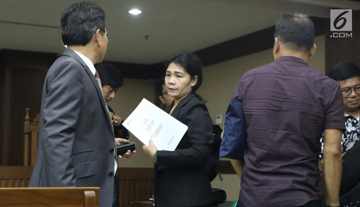 Terdakwa dugaan penerimaan suap dari pengusaha Tamin Sukardi, Merry Purba (tengah) usai menjalani sidang pembacaan eksepsi di Pengadilan Tipikor, Jakarta, Senin (21/1). Merry merupakan Hakim adhoc Pengadilan Tipikor Medan (Liputan6.com/Helmi Fithriansyah)
