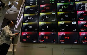 IHSG ambruk di tengah banyaknya sentiment negatif global, mulai dari memanasnya situasi di Timur Tengah, hingga inflasi Amerika Serikat (AS). (Liputan6.com/Angga Yuniar)