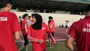 Para atlet Taekwondo berbincang usai melakukan sesi latihan fisik di GOR Rawamangun, Jakarta, (12/7/2017). (Bola.com/Nicklass Hanoatubun)