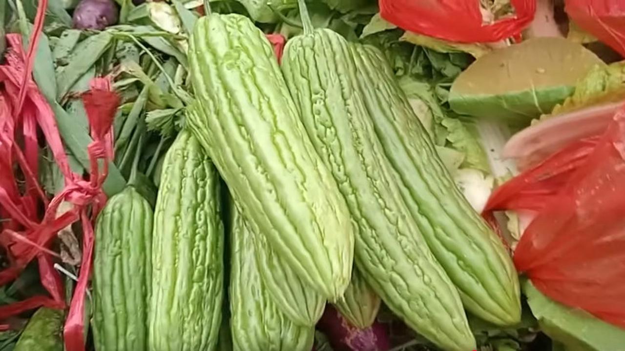 Harga Bahan Pokok Terus Meroket, Wanita Ini Rela Mulung Sayur di Pasar