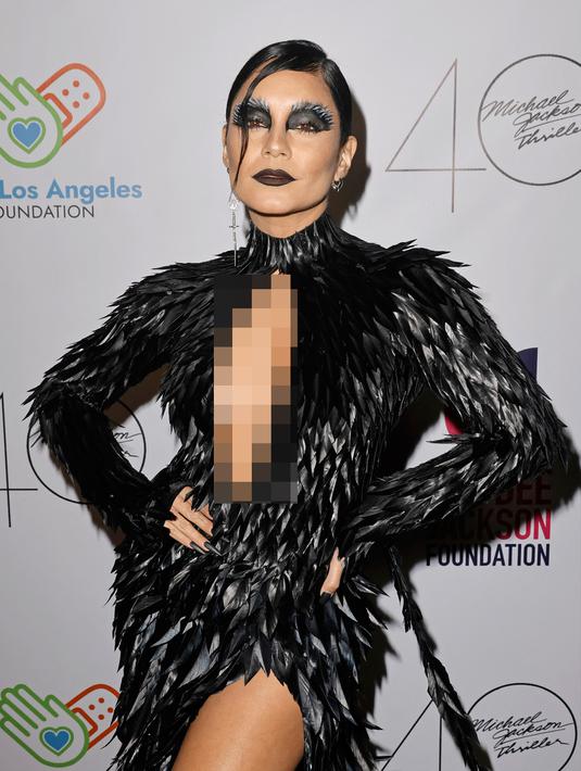 <p>Vanessa Hudgens menghadiri Pesta Halloween "Thriller Night" yang diselenggarakan oleh Prince Michael Jackson di Jackson Family Home, Encino, California, Amerika Serikat, 28 Oktober 2022. Beberapa helai bulu mengalir ke bagian bawah dan menumpuk pada bagian bawah gaun. (Kevin Winter/Getty Images/AFP)</p>