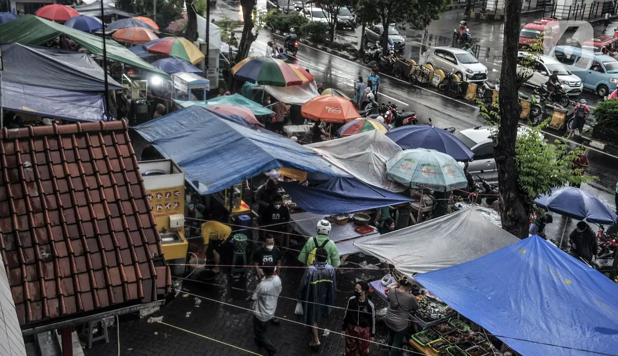 Deretan tenda pedagang sajian untuk berbuka puasa atau takjil di Pasar Rawamangun, Jakarta Timur, Rabu (14/4/2021). Di masa pandemi, pengelola mewajibkan pedagang dan pembeli mengenakan masker guna mencegah penularan COVID-19. (merdeka.com/Iqbal S. Nugroho)