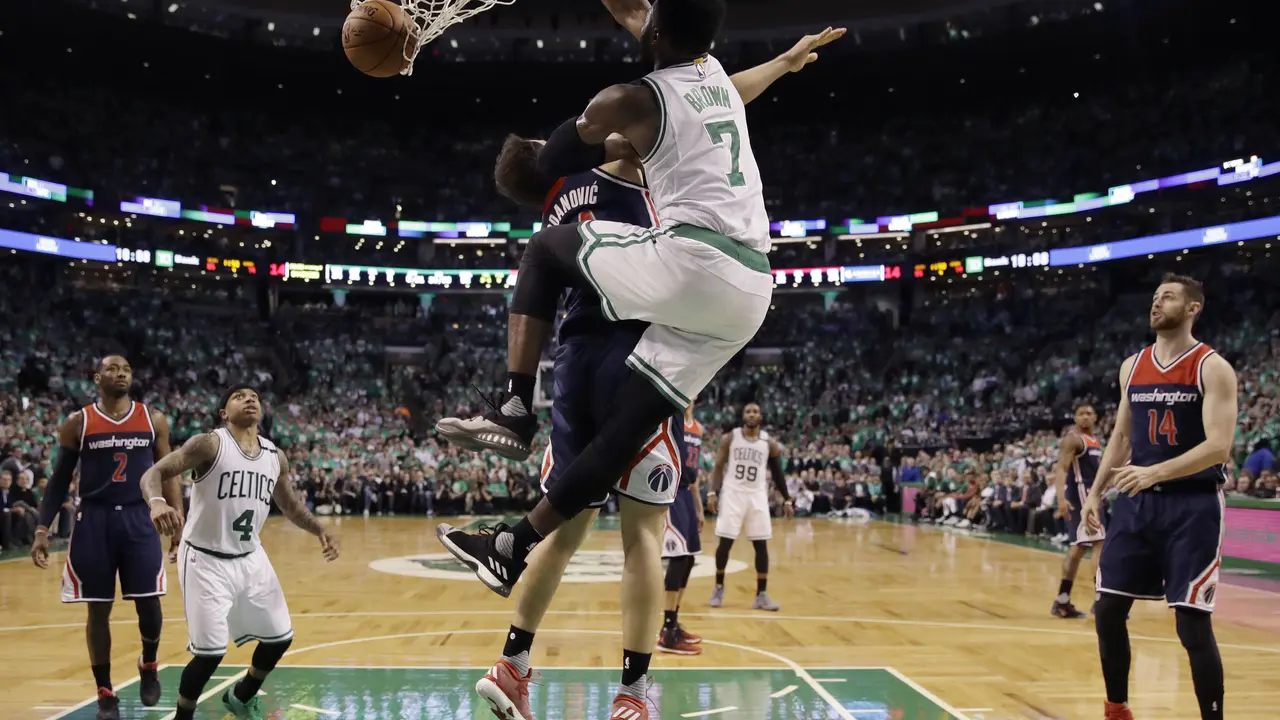 Forward Boston Celtics Jaylen Brown (7) melakukan slam dunk pada gim ketujuh semifinal Wilayah Timur playoffs NBA 2017 di TD Garden, Selasa (16/5/2017) pagi WIB. (AP Photo/Charles Krupa)