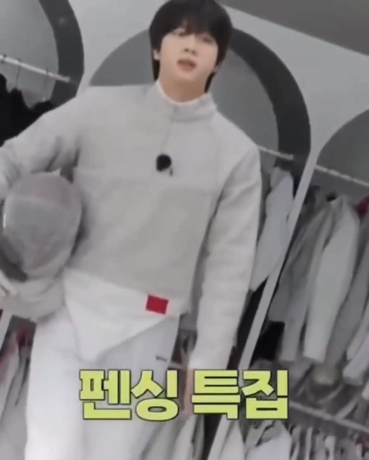 Potret Jin BTS Pakai Kostum Anggar, Visualnya Gantengnya Bikin Kepincut
