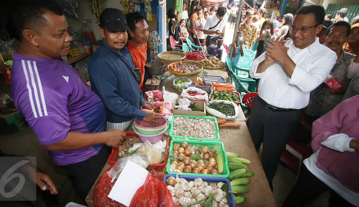 Calon Gubernur DKI Jakarta Anies Baswedan menyapa pedagang saat mengunjungi Pasar Bambu Kuning, Sunter Agung, Jakarta Utara, Senin (31/10). Di pasar tradisional tersebut, Anies mendengarkan keluhan pedagang. (Liputan6.com/Immanuel Antonius)