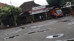 Kondisi Polsek Ciracas seusai insiden perusakan dan pembakaran oleh sekelompok massa di Jakarta, Rabu (12/12). Polsek Ciracas dibakar oleh 150 orang yang diduga tidak puas dengan pengusutan pengeroyokan anggota TNI. (Liputan6.com/Herman Zakharia)