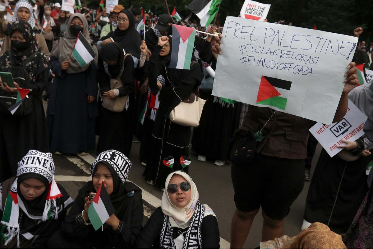 FOTO: Massa Membakar Replika Bendera Israel Saat Aksi Bela Palestina di Depan Kedubes AS Jakarta