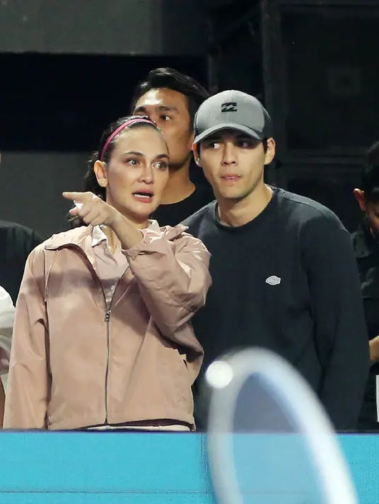 Luna memang dikabarkan dekat dengan Maxime akhir-akhir ini. Meski belum dikonfirmasi hubungan keudanya, banyak netizen yang berspekulasi bahwa mereka telah menjalin hubungan asmara.  [Foto: Fimela/Bambang E. Ros].