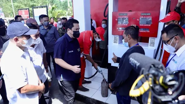 Menteri BUMN RI, Erick Thohir memberikan sambutan dalam acara Peresmian Inisiasi Program Solusi Nelayan di SPBUN 48.532.04 KUD Minu Suroyo PPS Cilacap, Jawa Tengah, Sabtu, (17/9/22). (Dok Pertamina)