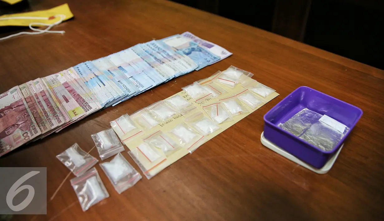 Sejumlah uang dan sabu digelar saat rilis di Polres Jakarta Utara, Senin (25/1). Dalam penggrebekan petugas berhasil menyita 20,74 Gram Sabu, sejumlah senjata api berikut  amunisi dan sebuah granat nanas aktif. (Liputan6.com/Faizal Fanani)