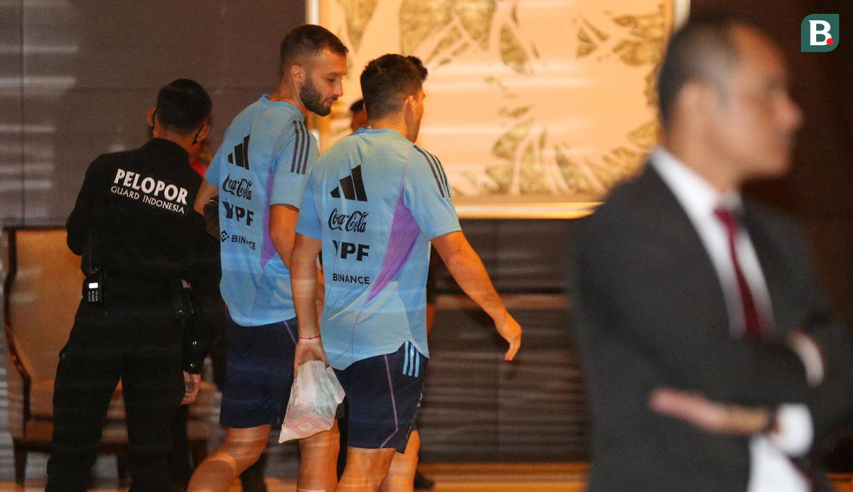 Pemain Timnas Argentina, German Pezella (kiri) dan Marcos Acuna berjalan meninggalkan lobi hotel menuju tempat latihan di Stadion Utama Gelora Bung Karno, Jakarta, Sabtu (17/6/2023). (Bola.com/Bagaskara Lazuardi)