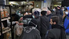 Orang-orang mengantre untuk mendapatkan roti di dalam toko roti di pinggiran selatan Beirut, Dahiyeh, Lebanon, pada 15 Maret 2022. Melonjaknya harga energi dan makanan yang dipicu oleh invasi Rusia ke Ukraina mendorong beberapa negara Timur Tengah ke tepi jurang. (AP Photo/Bilal Hussein)