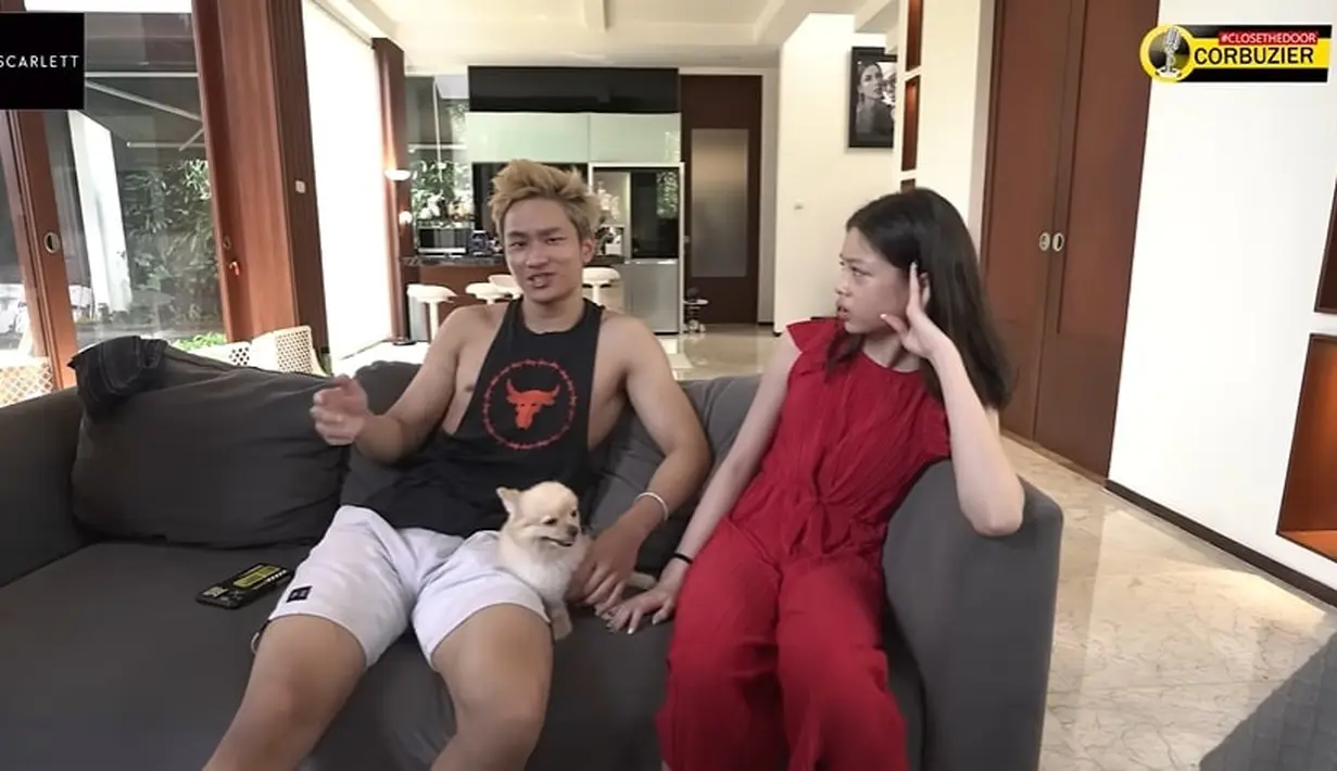 Ruang tengah rumah Deddy Corbuzier terdapat sofa untuk bersantai. Deddy Corbuzier juga meletakkan treadmill di salah satu sudut ruang tengahnya. (YouTube/Azka Corbuzier)