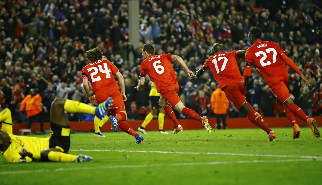Bek Liverpool, Dejan Lovren (ketiga kanan) melakukan selebrasi usai mencetak gol kegawang Borussia Dortmund di leg kedua Liga Europa di stadion Anfield, Inggris, (15/4). Liverpool menang dramatis atas Dortmund dengan skor 4-3. (Reuters/Darren Staples)