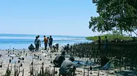 Memperingati Hari Ligkungan Hidup Sedunia dan memaknai 8 tahun Ensiklik Laudato Si, Sabtu (3/6/2023), Komunitas OMK Pencinta Alam menanam ratusan mangrove di Pantai Mokupa, Kabupaten Minahasa, Sulut.