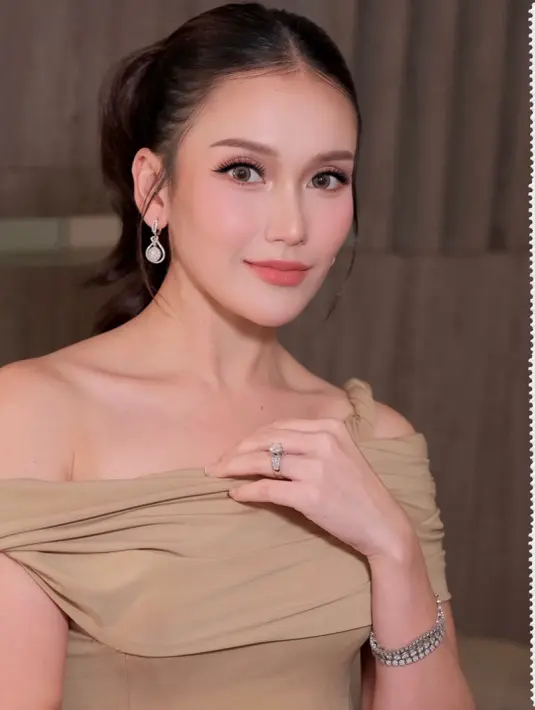 Hadiri acara di tepi pantai, wajah Ayu Ting Ting dipulas dengan makeup bergaya soft glam. Blush soft pink dan lipstik coral matte bikin warna kulit Ayu Ting Ting makin bercahaya [@ayutingting92]