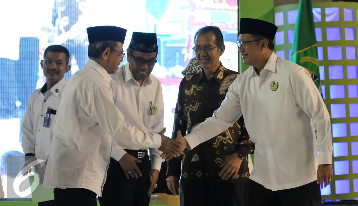 Menag, Lukman Hakim Saifuddin bersalaman usai acara Penandatanganan komitmen berintegritas, Jakarta, Senin (15/6/2015). Acara yang di ikuti Pejabat eselon I dan II kementrian agama tersebut guna mengantisipasi korupsi . (Liputan6.com/Johan Tallo)