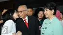 OC Kaligis bertemu dengan anaknya usai menjalani sidang putusan di Pengadilan Tipikor, Jakarta, Kamis (10/12). Sidang pembacaan putusan OC Kaligis ditunda dikarenakan Hakim Ketua Sumpeno sakit. (Liputan6.com/Helmi Afandi)