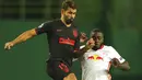 Striker Atletico Madrid, Diego Costa mengontrol bola dari kawalan pemain RB Leipzig, ayot Upamecano pada perempat final Liga Champions di stadion Jose Alvalade di Lisbon, Portugal, Kamis, (13/8/2020). RB Leipzig menang tipis 2-1 dan melaju ke semifinal. (Miguel A. Lopes/Pool Photo via AP)