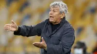 Pelatih Dynamo Kyiv, Mircea Lucescu, memberikan arahan kepada pemainnya saat menghadapi Gent pada laga kedua play-off Liga Champions di Stadion Olimpiade Kiev, Rabu (30/9/2020) dini hari WIB. Dynamo Kyiv menang 3-0 atas Gent. (AP Photo/Efrem Lukatsky)