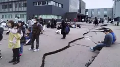 Retakan terlihat pada tanah usai gempa bumi di Wajima, Prefektur Ishikawa, Jepang, Senin (1/1/2024). Jepang mengeluarkan peringatan tsunami setelah serangkaian gempa kuat di Laut Jepang. (Kyodo News via AP)