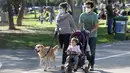 Sebua keluarga dengan membawa anjingnya berjalan santai di Tel Aviv, Israel, pada 26 Desember 2020. Kementerian Kesehatan Israel melaporkan 3.624 kasus baru COVID-19, sehingga totalnya bertambah menjadi 398.015 kasus. (Xinhua/JINI/Gideon Markowicz)