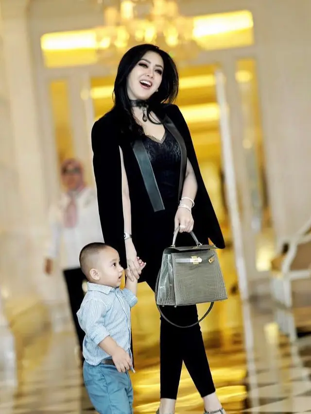 Syahrini Didoakan Segera Jadi Ibu, Begini 6 Momen Saat Momong Keponakannya