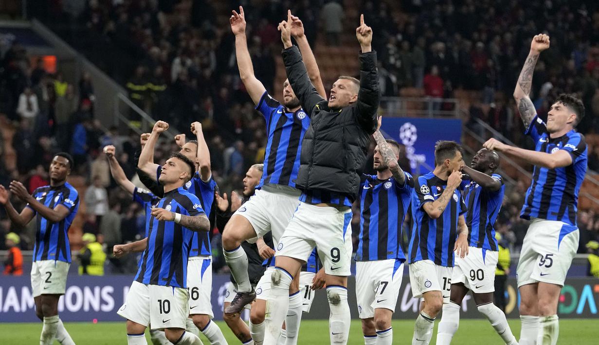 Sejumlah pemain Inter Milan merayakan kemenangan pada laga leg pertama semifinal Liga Champions 2022/2023 melawan AC Milan di San Siro, Milan, Italia, Kamis (11/05/2023) WIB. Laga dimenangkan oleh Nerazzurri dengan skor 2-0. (AP Photo/Antonio Calanni)