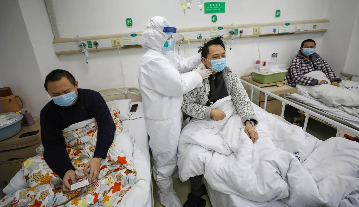 Dokter memeriksa kondisi pasien kritis virus corona atau COVID-19 di Rumah Sakit Jinyintan, Wuhan, Provinsi Hubei, China, Kamis (13/2/2020). China melaporkan 254 kematian baru dan lonjakan kasus virus corona sebanyak 15.152. (Chinatopix Via AP)
