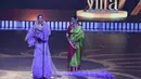 Aktris Bollywood Deepika Padukone (kiri) memberi keterangan setelah menerima penghargaan Aktris Terbaik dalam 20 Tahun Terakhir dari aktris Rekha selama ajang International Indian Film Academy (IIFA) ke-20 di Mumbai, India (19/9/2019). (AFP  Photo/Indranil Mukherjee)