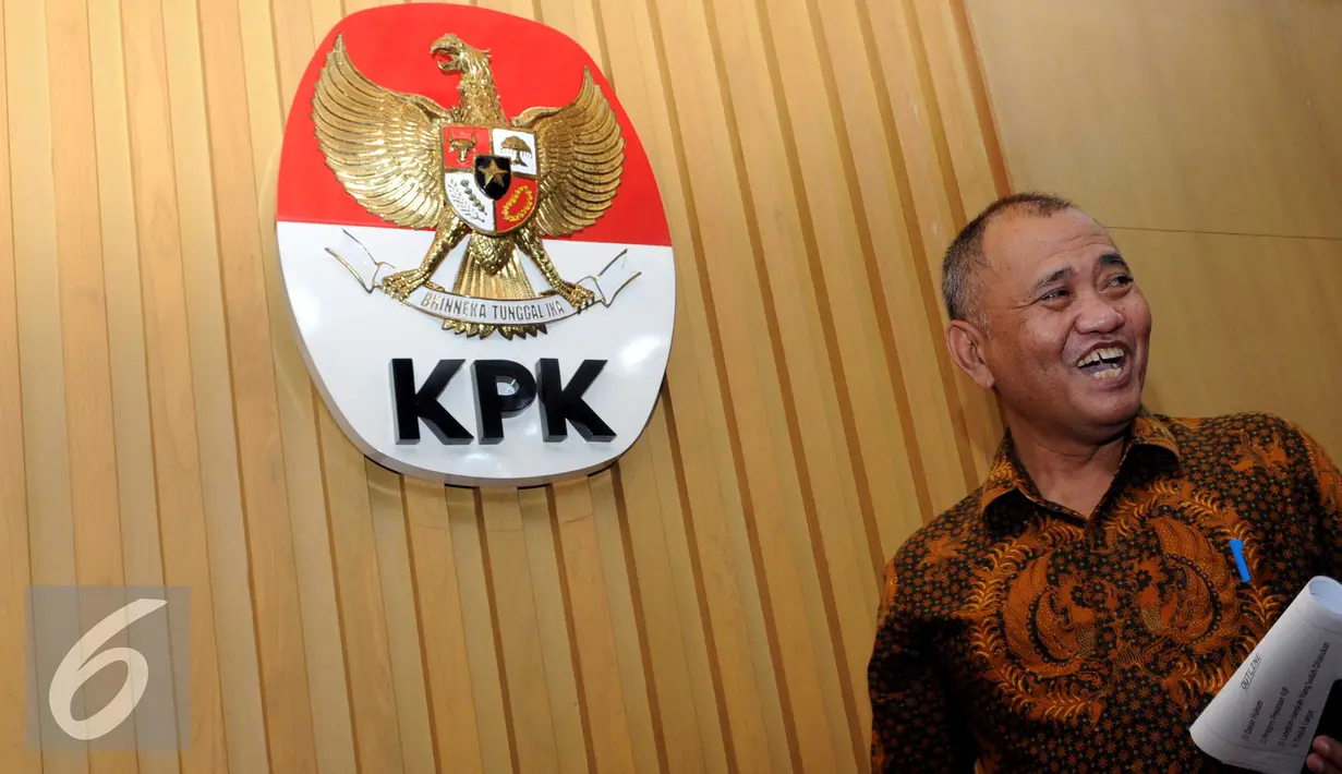 Ketua KPK Agus Rahardjo tertawa usai rapat koordinasi di Gedung KPK, Jakarta, Senin (15/2). Rapat membahas soal tindak lanjut dan pengawasan atas pengelolaan pertambangan mineral dan batubara serta sektor energi tahun 2016. (Liputan6.com/Helmi Afandi)    