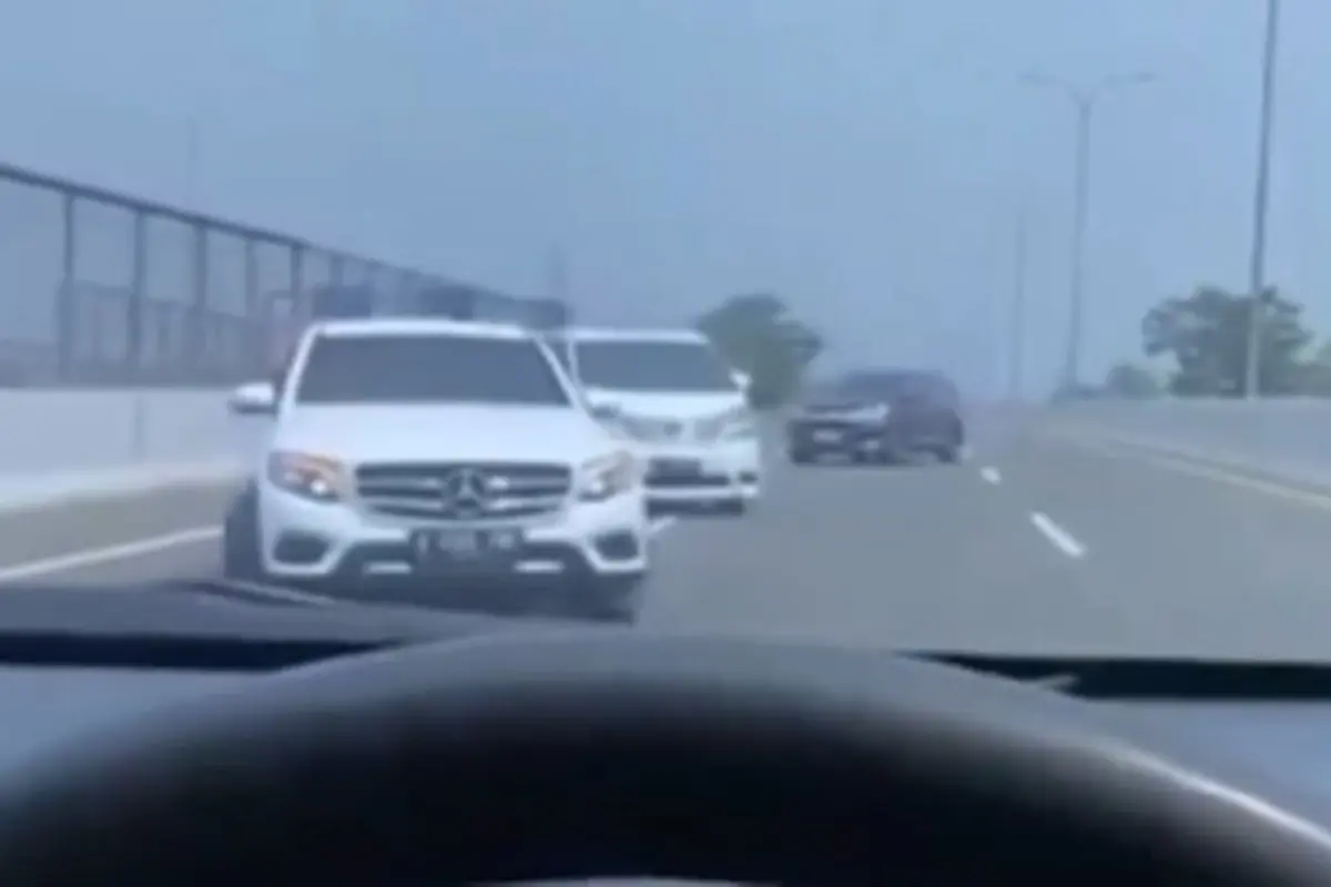 Rombongan mobil mewah diduga lawan arah saat melintas di Jalan Tol Depok–Antasari (Istimewa)