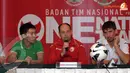 Meski hanya laga persahabatan namun pelatih Kyrgyzstan Sergey Dvoryankov (tengah) kepada wartawan di Jakarta pada Kamis 31 Oktober 2013 menegaskan tidak akan menganggap remeh permainan Timnas Indonesia (Liputan6.com/Helmi Fithriansyah)