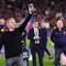 Pelatih kepala Barcelona, Hansi Flick, mengangkat trofinya ke langit sambil merayakan kemenangan setelah mengalahkan Real Madrid 2-0 untuk menjuarai liga sepak bola Spanyol (La Liga) dengan tiga pertandingan tersisa, di Barcelona, Spanyol, Minggu, 10 Mei 2026. (AP Photo/Joan Mateu Parra)