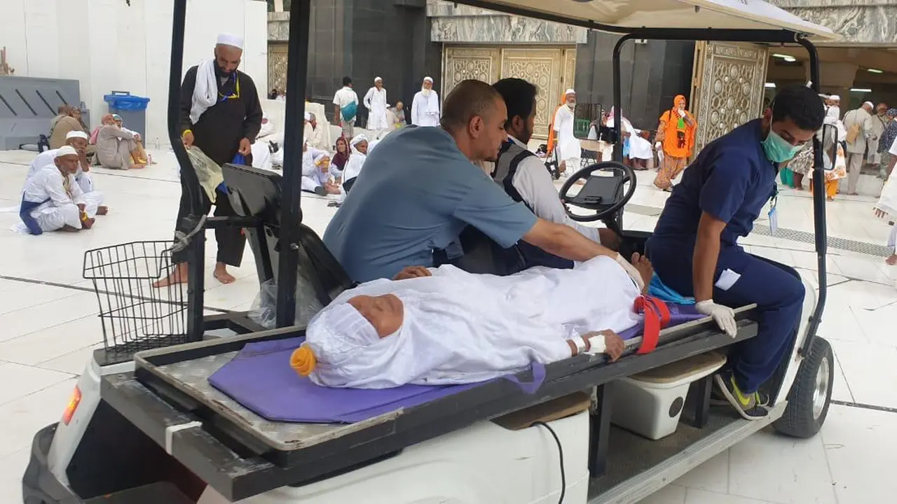 Petugas layani jemaah haji Indonesia yang sakit