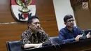 Jamintel, Jan S Maringka (kiri) bersama Wakil Ketua KPK, La Ode Muhammad Syarif memberi keterangan terkait OTT dua orang jaksa di Gedung KPK, Jakarta, Sabtu (26/6/2019). Dalam OTT, KPK menyita uang 20.874 dolar Singapura, 700 USD dan Rp 200 juta dari lima tersangka. (Liputan6.com/Helmi Fithriansyah)