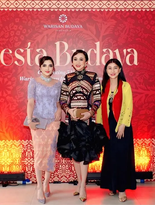 Kebaya rancangan @windysavosacouture yang dikenakan Ashanty terbuat dari bahan brokat dengan detail sulaman indah, memberikan kesan anggun dan menawan. Warna ungu lembut pada kebaya ini membuat penampilannya terlihat lembut namun tetap memancarkan aura elegan. [@ashanty_ash].