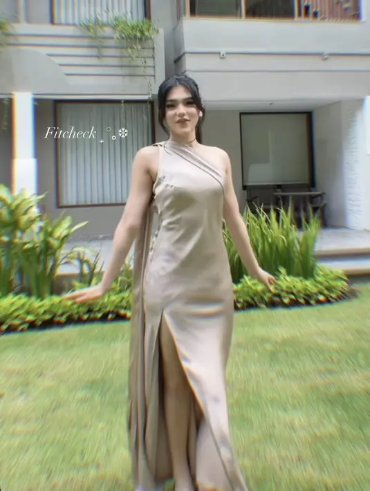 Davina Karamoy hadir mengenakan one shoulder slit dress coklat dengan tali panjang menjuntai. [@davinaakaramoy]