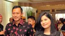 Pasangan calon Gubernur DKI Agus Yudhoyono menyempatkan hadir bersama istri, Annisa Pohan. Keduanya terlihat kompak dengan setelan batik bercorak ondel-ondel. (Nurwahyunan/Bintang.com)