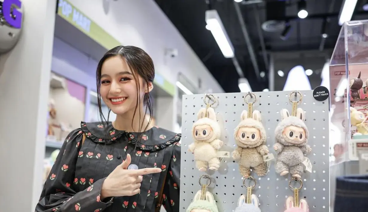 Labubu menjadi boneka viral dan menjadi bagian dari fashion di tahun 2024 ini. [Foto: Instagram/ Rattanawadee]