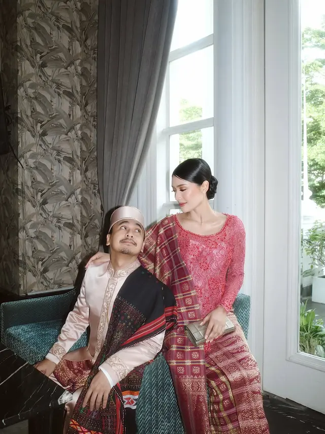 Pesona Anissa Aziza Dibalut Kebaya dan Ulos Nuansa Pink di Pernikahan Adik Raditya Dika, Kompak Bareng Dua Anak