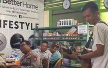 Sambil Seruput Kopi, Jenderal Polisi Asyik Menikmati Lagu Pengamen Bareng Anggota dan Warga